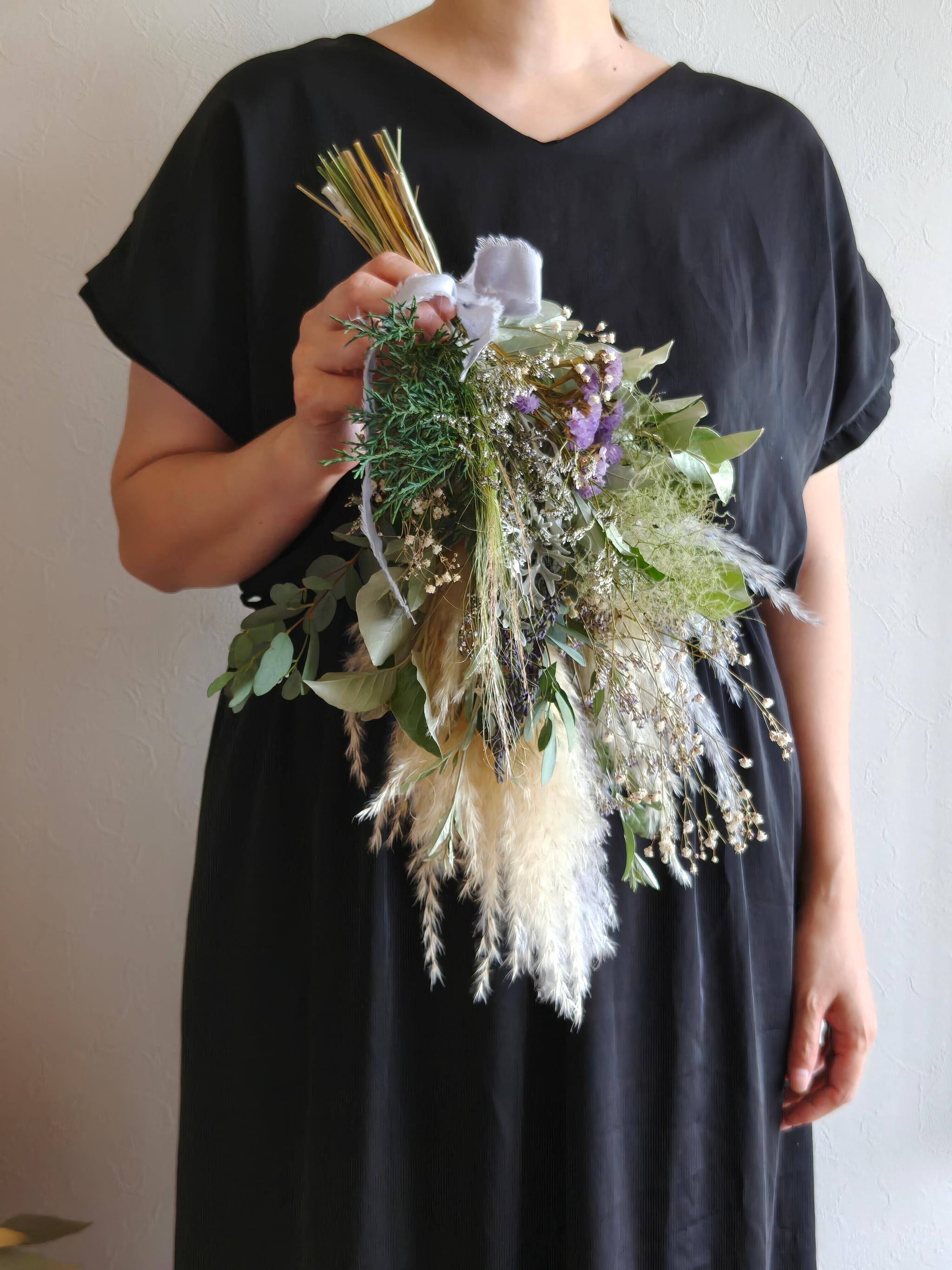 ラベンダーカラーのスワッグブーケ　インテリア　ドライフラワー　生花　ウェディングブーケ前撮り ユーカリ フランス | 3枚目